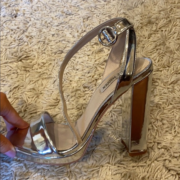 STEVE MADDEN SILVER HEELS - Picture 3 of 4